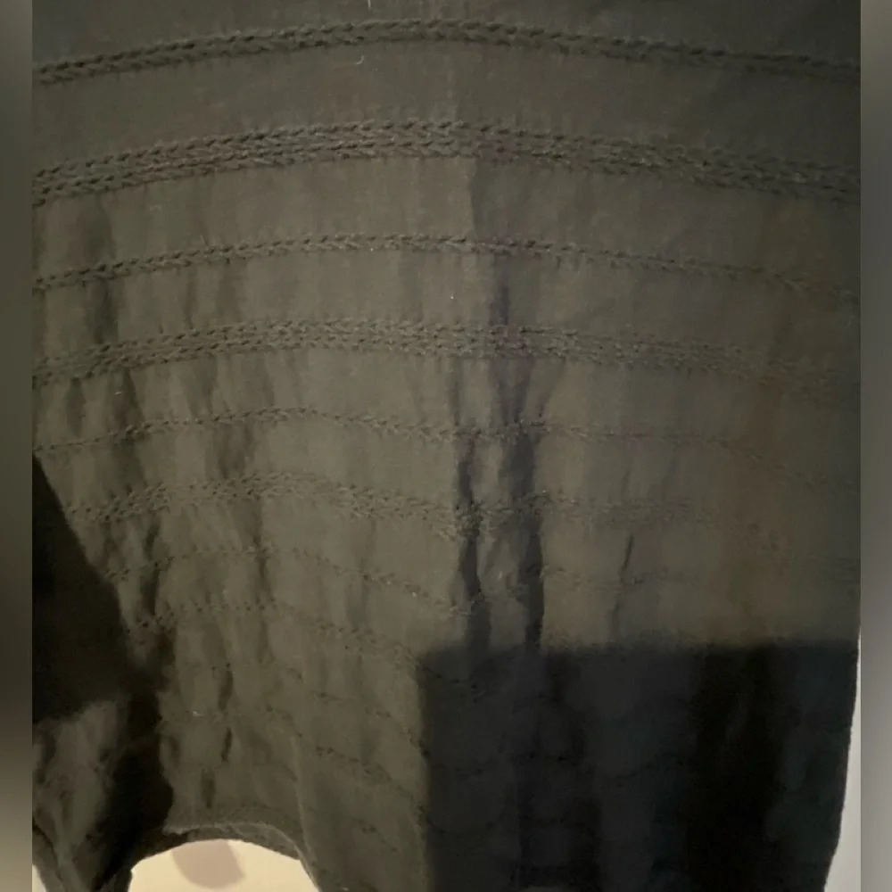 Urban Romantics No size black crop top with texture pattern. - Picture 2 of 5